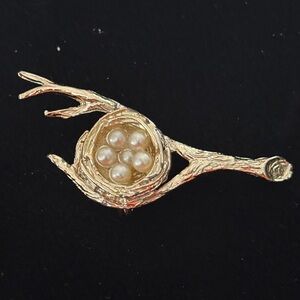 Birds Nest Brooch Pin Gold Tone w/Faux Stone Eggs In Nest